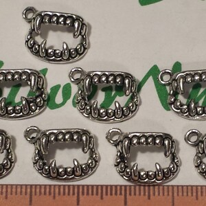 20 szt. w opakowaniu 17 x 11 mm zawieszka z otwartym kłami wampira w kolorze antycznego srebra, bez ołowiu, cyna