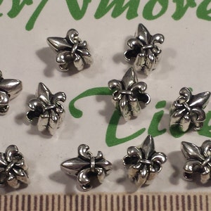 24 stuks per verpakking 11 x 8 mm 8 mm dikte omkeerbare fleur de lis kralen met groot gat antiekzilver loodvrij tinnen