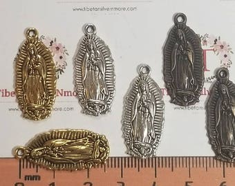 1パック8個入り、28 x 10 mmの中型サイズ、グアダルーペの聖母チャーム。アンティークシルバー、ゴールド、または銅製の鉛フリーピューター製。
