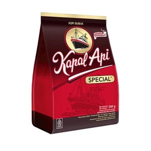 Op de afbeelding: Een zak Kapal Api Special gemalen koffie in een donkerbruin en rood kleurenschema. De verpakking bevat een scheepsillustratie, de tekst Kapal Api en een nettogewicht van 350 g. Het ontwerp bevat een rond logo met een schip en de tekst Secangkir Semangat.