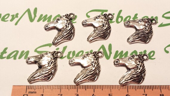1パック10個入り 28 x 22 mm 片面馬頭アンティークシルバー仕上げ 鉛