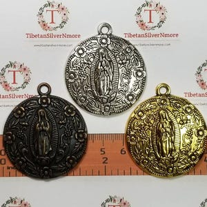 2 piezas por paquete 45 x 40 mm Un lado Colgante medallón de Dama de Guadalupe de tamaño grande en plata antigua, oro o cobre peltre sin plomo.