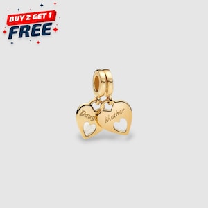 Può includere: Un charm dorato con due ciondoli a forma di cuore. Uno dice "Mother" e l'altro "Daughter". Ogni cuore ha un ritaglio a forma di cuore. L'immagine contiene anche il testo "BUY 2 GET 1 FREE".