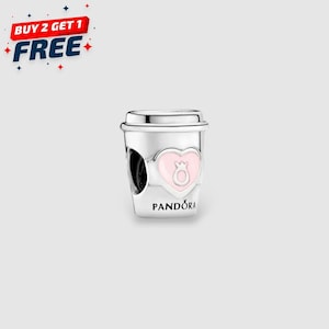 Könnte beinhalten: Ein silberfarbener Pandora-Charm in Form einer Kaffeetasse. Der Charm hat ein rosa Herz mit einem Kronen-Design. Das Wort "PANDORA" ist auf der Unterseite der Tasse aufgedruckt. Das Bild enthält auch den Text "BUY 2 GET 1 FREE".