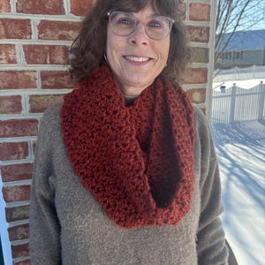 Handvirkad Infinity-halsduk, mörkorange