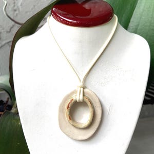 Handgjort minimalistiskt ringformat keramiskt hänge / aromaterapidiffusor halsband smycken
