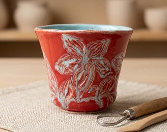 Xícara de café expresso de cerâmica esculpida à mão, 120ml – Cerâmica floral em vermelho maçã do amor e azul claro.
