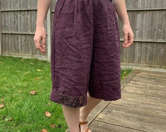 Mellanlånga shorts i linne med blommönster: Avslappnade sommarshorts med fickor