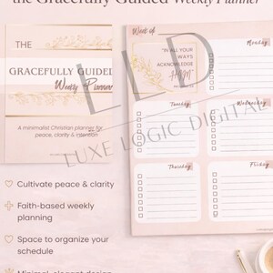 Op de afbeelding: Een minimalistische christelijke weekplanner met een zachtroze en gouden ontwerp. De planner bevat secties voor dagelijkse planning, met de tekst "Gracefully Guided Weekly Planner" en inspirerende citaten. Het biedt ruimte voor vrede, helderheid en op geloof gebaseerde planning.