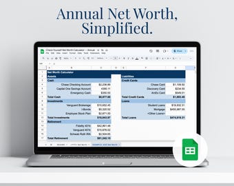Puede incluir: Un portátil muestra una hoja de cálculo titulada "Annual Net Worth Calculator". La pantalla muestra datos financieros categorizados bajo "Activos", "Pasivos" y "Jubilación". El texto "Annual Net Worth, Simplified" está en la parte superior. Un icono de Google Sheets es visible.