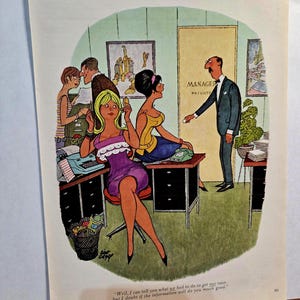 Puede incluir: Una ilustración de dibujos animados vintage representa una escena de oficina. Una mujer con un vestido morado está al teléfono en su escritorio. Hay otras figuras presentes, incluido un hombre con un traje y otras dos mujeres. El texto dice: "Bueno, puedo decirte lo que tuvimos que hacer para obtener nuestro aumento, pero dudo que la información te sirva de mucho".