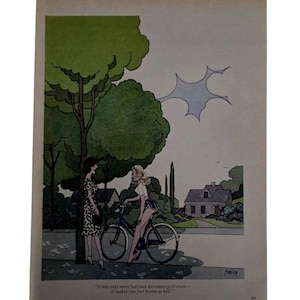 Puede incluir: Ilustración cómica vintage con dos mujeres y una bicicleta. Una mujer está sentada en la bicicleta, la otra de pie cerca. La imagen incluye un árbol, una casa y el texto: "No solo ahorra combustible y disminuye la contaminación, sino que te pone cachondo como el infierno."