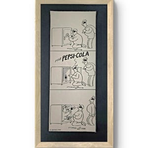 Może przedstawiać: Oprawiony czarno-biały komiks z trzema panelami. Pierwszy panel przedstawia mężczyznę otwierającego sejf. Drugi panel przedstawia mężczyznę otwierającego lodówkę. Trzeci panel przedstawia mężczyznę trzymającego butelkę. Widoczny jest tekst "PSST PEPSI-COLA".