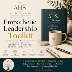 Op de afbeelding: Een donkergroen hardcover boek getiteld AHS A Hire Standard Empathetic Leadership Toolkit, een gespikkelde beige mok met het AHS-logo, een spiraalnotitieblok en een zwarte pen. De tekst bevat koppen en iconen voor sjablonen en teams.