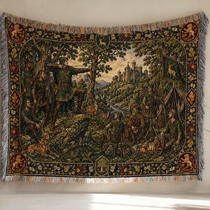 Puede incluir: Un tapiz tejido rectangular que muestra una escena forestal con un arquero central apuntando con un arco, rodeado por un grupo de figuras, un perro y una fogata. El borde incluye cuatro emblemas de leones, un ciervo y un árbol con flecos.