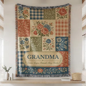 Gepersonaliseerde oma-deken, geweven deken met bloemenpatchwork in cottage-stijl met de namen van de kleinkinderen, vintage wandkleed als moedercadeau.