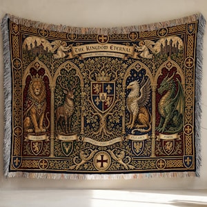 Könnte beinhalten: Eine gewebte Wandteppichdecke mit einem zentralen Schild- und Baummotiv, umgeben von einem Löwen, einem Hirsch, einem Greifen und einem Drachen. Der Text lautet THE KINGDOM ETERNAL, Strength, Wisdom, Honor, Legacy, Courage, Nobility, Aeternitas, Fides, Protectio, Vigilance, Power.