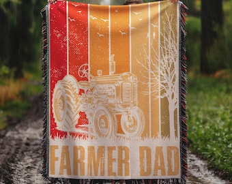 Coperta tessuta con trattore e motivo contadino, plaid vintage a righe con tramonto, regalo rustico da fattoria per papà, regalo per la festa del papà a tema fattoria