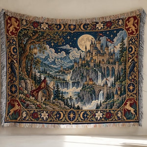 Può includere: Una coperta in arazzo intrecciato raffigurante una scena dettagliata di un cavaliere a cavallo che osserva un castello su una scogliera sotto la luna piena. Il bordo mostra leoni, cervi, stelle e lune crescenti in toni blu, rosso e oro con frange.