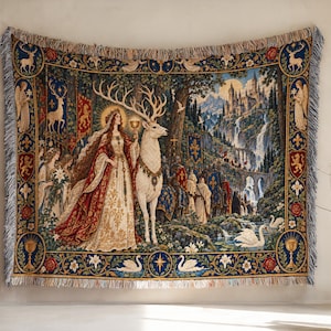 Könnte beinhalten: Eine gewebte Wandteppich-Decke mit einer mittelalterlichen Szene, die eine Frau in einem rot-goldenen Kleid mit einem goldenen Kelch neben einem großen weißen Hirsch zeigt. Der Rand ist mit heraldischen Symbolen, Schwänen und Blumenmotiven verziert.