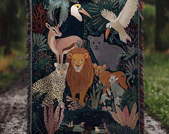 Coperta tessuta con motivi di fauna selvatica del Pacifico nord-occidentale, arazzo con puma della foresta, plaid con animali selvatici del bosco, decorazione naturalistica con puma, cervo, uccelli e farfalle.