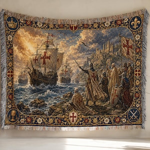 Puede incluir: Un tapiz tejido que muestra una escena histórica de barcos con velas de cruz roja acercándose a una costa rocosa donde se encuentran figuras con armadura. El borde es azul oscuro con motivos florales, una corona, una flor de lis y un escudo.