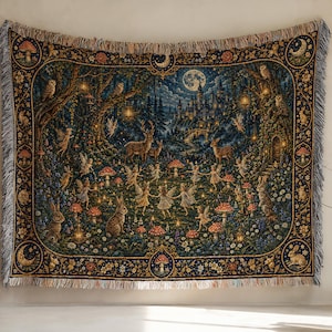 Puede incluir: Un tapiz tejido rectangular que muestra una escena de bosque oscuro con luna llena, un castillo lejano, ciervos, conejos y hadas bailando en círculo. El borde está decorado con setas, lunas crecientes y motivos florales con flecos.