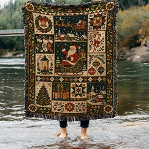 Può includere: Una coperta rettangolare in tessuto con un design natalizio a più pannelli, raffigurante un Babbo Natale centrale su una slitta, circondato da illustrazioni di calze, una lanterna, un albero decorato, regali, bastoncini di zucchero e villaggi invernali.