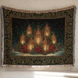 Pode incluir: Uma manta de tapeçaria tecida com um fundo verde escuro e um céu estrelado. O design central exibe seis lanternas brilhantes rodeadas por flores de poinsétia vermelhas, ramos de pinheiro e pinhas, emolduradas por uma borda decorativa.