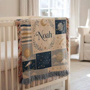 Manta tejida personalizada para bebé con temática espacial, manta infantil con patchwork celestial y nombre personalizado, manta con oso astronauta, luna y estrellas, regalo para baby shower.