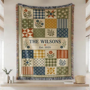 Individuell gestaltete Familien-Steppdecke, personalisierte Patchwork-Decke mit Nachnamen und Blumenmuster, Wandbehang im Landhausstil, Geschenkidee