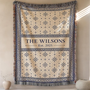 Manta tejida personalizada con diseño de copos de nieve para la familia, tapiz de invierno azul y blanco con apellido personalizado, decoración de pared con estampado navideño nórdico.