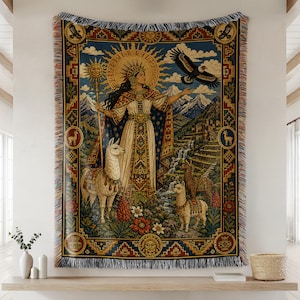 Peut inclure: Une couverture en tapisserie tissée représentant un personnage central en robes ornées tenant un bâton solaire, entouré de trois lamas, d'un aigle en vol et d'un paysage montagneux. Le design inclut une bordure décorative avec des motifs géométriques.