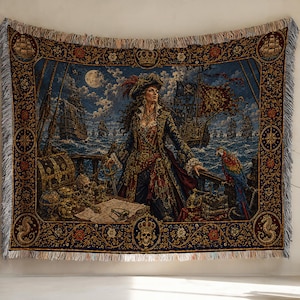 Könnte beinhalten: Eine gewebte Wandteppichdecke mit einer Piratenkapitänin auf einem Schiffsdeck, begleitet von einem Papagei, einer Schatztruhe und einem Totenkopf. Der Rand ist mit nautischen Motiven wie Kompassen, Seepferdchen und Schiffen in Blau, Gold und Rot verziert.