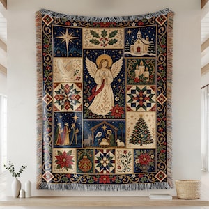 Könnte beinhalten: Eine gewebte Wandteppich-Wohndecke mit einem mehrteiligen Weihnachtsmotiv. Das mittlere Feld zeigt einen Engel mit Flügeln, umgeben von kleineren Quadraten mit einer Krippenszene, einem Weihnachtsbaum, einer Taube, den drei Weisen und Weihnachtssternen.
