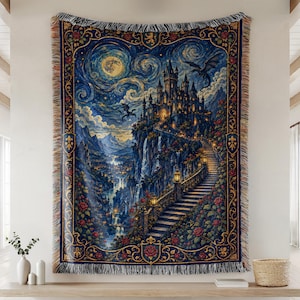 Pode incluir: Uma manta de tapeçaria tecida com uma cena de fantasia, apresentando um castelo num penhasco, uma escadaria sinuosa, dragões voadores e um céu noturno rodopiante. Bordo azul-escuro com filigrana dourada e detalhes de rosas vermelhas.