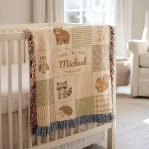 Manta tejida con animales del bosque, tapiz personalizado con nombre, zorro, ciervo, oso, conejo, búho y mapache, color verde salvia, ideal como recuerdo para la habitación del bebé.