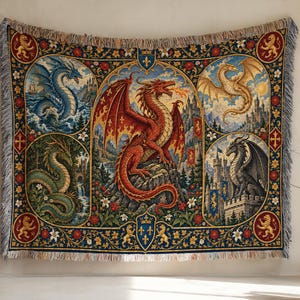 Può includere: Una coperta in arazzo intrecciato con un drago rosso centrale che sputa fuoco, circondato da quattro pannelli circolari che raffigurano un drago marino blu, un drago serpente verde, un drago dorato volante e un drago grigio su una torre.