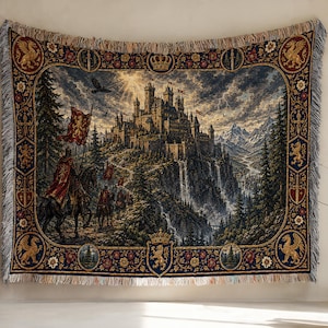 Puede incluir: Una manta de tapiz tejida que presenta una escena detallada de un castillo medieval en la cima de una montaña, con caballeros a caballo en primer plano. El borde está decorado con leones dorados, coronas, espadas y motivos florales en azul oscuro.