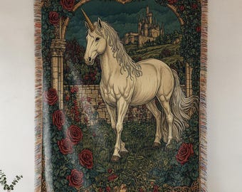 Coperta tessuta con arazzo unicorno, plaid con castello medievale, arazzo gotico con roseto, regalo decorativo fantasy in stile cottagecore, regalo magico con unicorno
