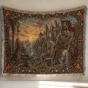 Könnte beinhalten: Eine gewebte Wandteppichdecke mit einer detaillierten mittelalterlichen Szene, die eine Burg auf einer Klippe, eine Person in einem langen Kleid und einen Ritter auf einem weißen Pferd zeigt. Der Rand ist mit Blumenmustern und Löwenemblemen verziert.