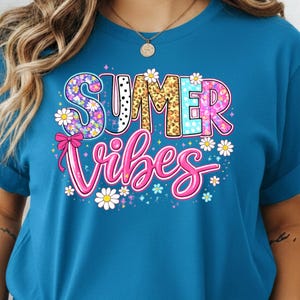 サマーバイブスシャツ レトロフローラルサマーTシャツ、チェック柄、ヒョウ柄、デイジー柄、パステルカラー レディーストップス