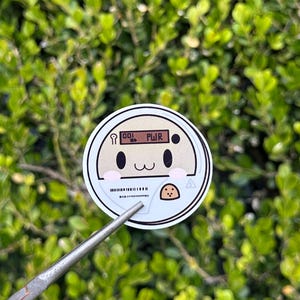 Puede incluir: Un juego de tres tazas de cerámica con un acabado mate moteado. Las tazas son de color crema, gris claro y gris oscuro. Cada taza tiene un diseño simple y moderno y un asa redondeada.