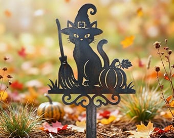 Könnte beinhalten: Ein schwarzer Metall-Gartenstecker mit der Silhouette einer Katze, die einen Hexenhut trägt, neben einem Besen und einem Kürbis. Das Motiv ist auf einem vertikalen Stab mit einem dekorativen, geschwungenen Sockel montiert.