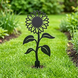 Può includere: Un paletto da giardino a forma di girasole in metallo nero. Il girasole ha un design ritagliato dettagliato con un disco centrale e petali circostanti. Lo stelo presenta foglie e un paletto da terra per un facile posizionamento in giardino.