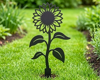 Könnte beinhalten: Ein schwarzer Metall-Sonnenblumen-Gartenstecker. Die Sonnenblume hat ein detailliertes Ausschnittdesign mit einer zentralen Scheibe und umliegenden Blütenblättern. Der Stiel hat Blätter und einen Erdspieß für eine einfache Platzierung im Garten.