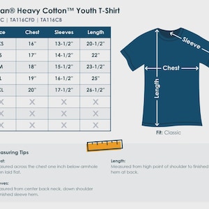 Peut inclure: Un t-shirt Gildan Heavy Cotton pour jeunes, de couleur bleu sarcelle, avec un tableau des tailles indiquant les mesures de la poitrine, des manches et de la longueur en cm. Tailles XS &agrave; XL. Coupe classique.