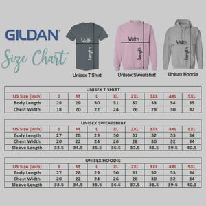 Peut inclure: Tableau des tailles Gildan pour t-shirts, sweats et hoodies unisexes. Le tableau affiche les mesures de longueur du corps, de largeur de poitrine et de longueur de manche en cm pour les tailles S &agrave; 5XL. Comprend un t-shirt gris, un sweat rose et un hoodie gris.