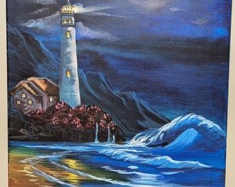 Può includere: Dipinto a olio di un paesaggio marino illuminato dalla luna con un faro. Il faro bianco è illuminato contro un cielo blu scuro. Le onde si infrangono sulla riva e una luna piena splende. Il dipinto è firmato "S. Muniz 2012".