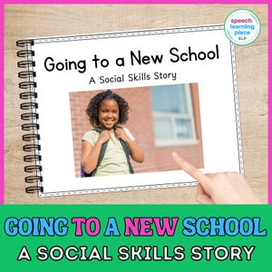 Può includere: Un libro a spirale intitolato "Going to a New School: A Social Skills Story". La copertina presenta una foto di un bambino sorridente con uno zaino. Il libro è su una superficie di legno con un bordo rosa.